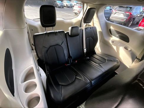 Used 2024 Chrysler Pacifica Touring-L image 25