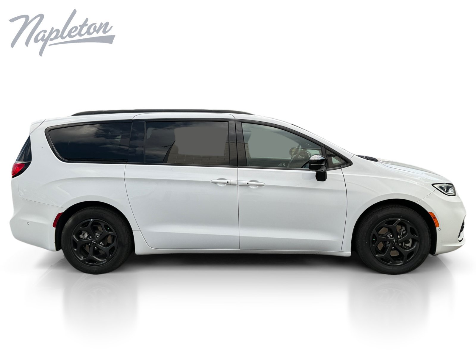 Used 2024 Chrysler Pacifica Premium FWD image 7