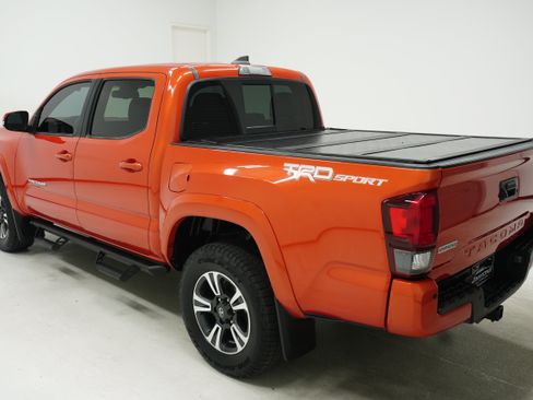 Used 2018 Toyota Tacoma TRD Sport w/ Technology Package RWD image 6