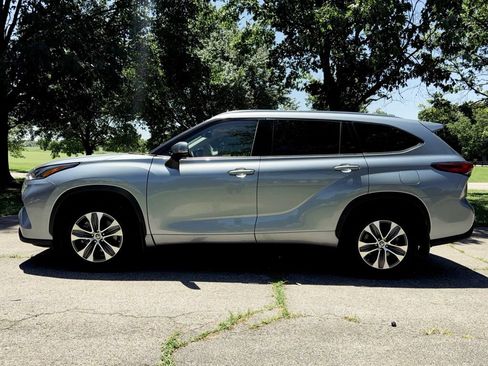 Used 2021 Toyota Highlander XLE AWD/4WD image 7
