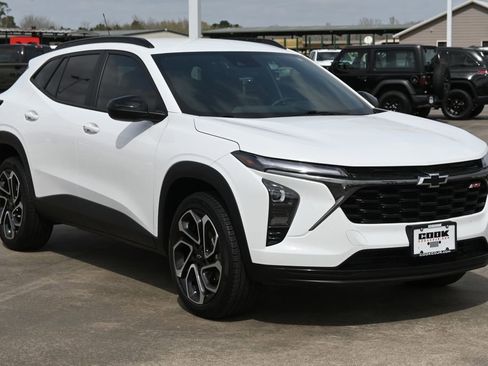 Used 2025 Chevrolet Trax RS w/ Driver Confidence Package image 2