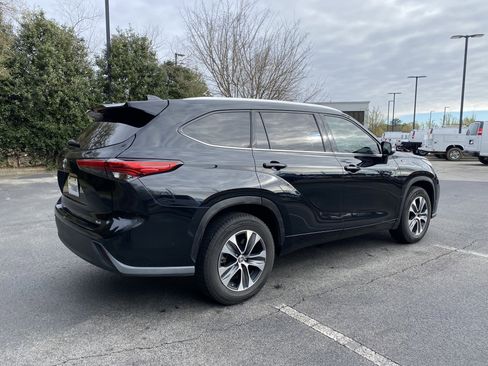 Used 2020 Toyota Highlander XLE image 9