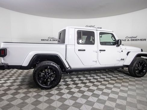 Used 2025 Jeep Gladiator Sport AWD/4WD image 4