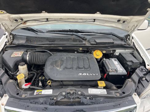 Used 2013 Chrysler Town & Country Touring FWD image 10