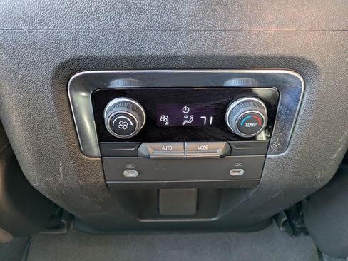 Used 2024 Chevrolet Suburban LT image 27