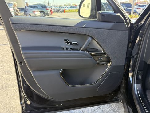 Used 2025 Land Rover Range Rover Sport SE image 10