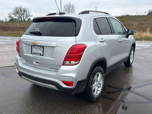 Used 2022 Chevrolet Trax LT w/ LT Convenience Package image 6