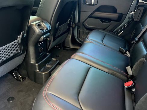Used 2025 Jeep Wrangler Unlimited Rubicon AWD/4WD image 31
