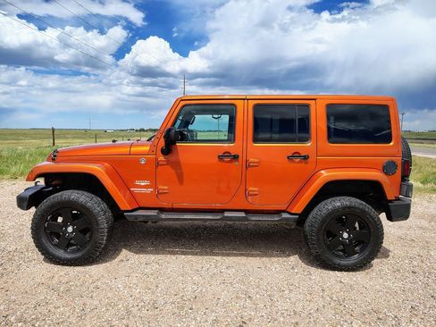 Used 2011 Jeep Wrangler Unlimited Sahara w/ Dual Top Group AWD/4WD image 2