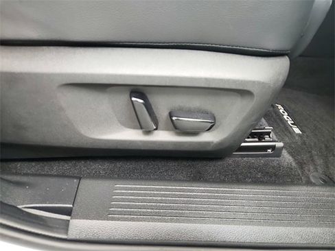 Used 2025 Nissan Rogue SL w/ Tech Package image 39