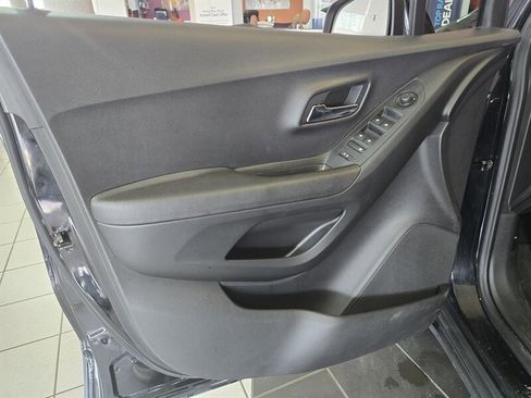 Used 2019 Chevrolet Trax LT w/ LT Convenience Package image 8