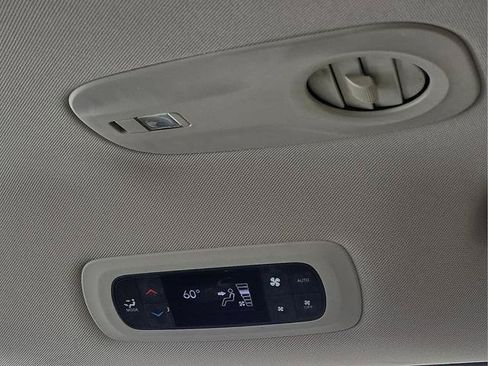 Used 2022 Chrysler Pacifica Touring-L FWD image 11