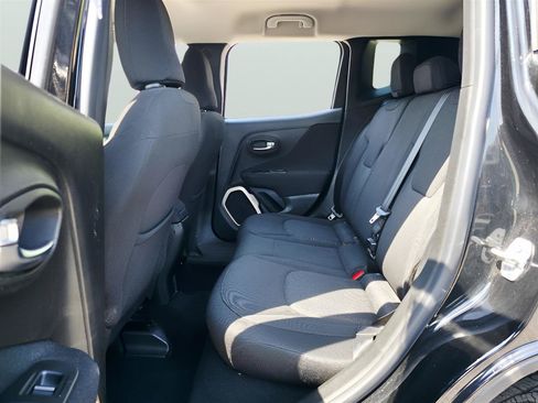 Used 2015 Jeep Renegade Latitude FWD image 9