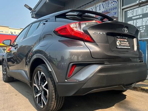 Used 2018 Toyota C-HR XLE FWD image 5