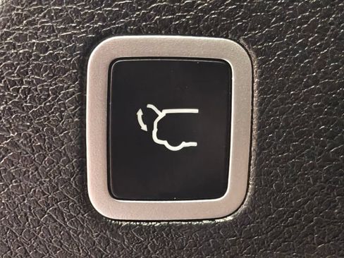 Used 2023 Chrysler Pacifica Touring FWD image 33
