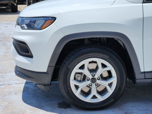 Used 2025 Jeep Compass Latitude AWD/4WD image 9