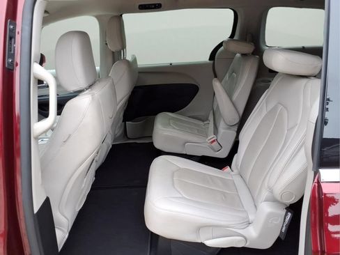 Used 2021 Chrysler Pacifica Touring-L FWD image 30
