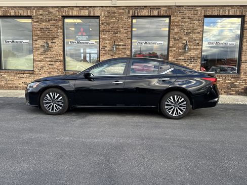 Used 2023 Nissan Altima 2.5 SV image 2