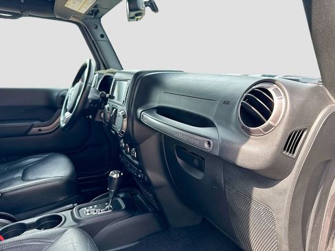 Used 2018 Jeep Wrangler Unlimited Sahara w/ Dual Top Group AWD/4WD image 27