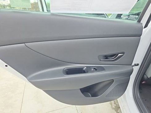 New 2025 Hyundai Elantra Limited image 31