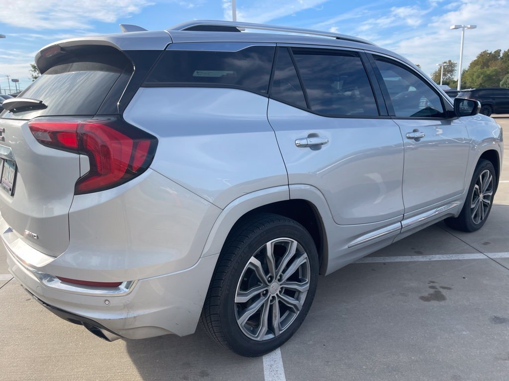 Used 2020 GMC Terrain Denali w/ Denali Premium Package AWD/4WD image 4