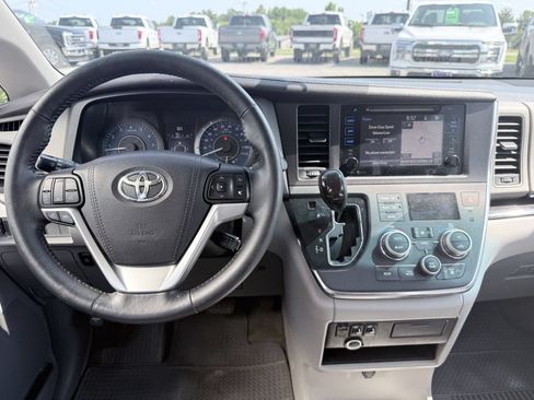Used 2015 Toyota Sienna XLE w/ XLE Navigation Package FWD image 9