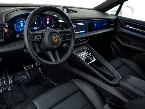 New 2025 Porsche Macan 4S Electric image 4