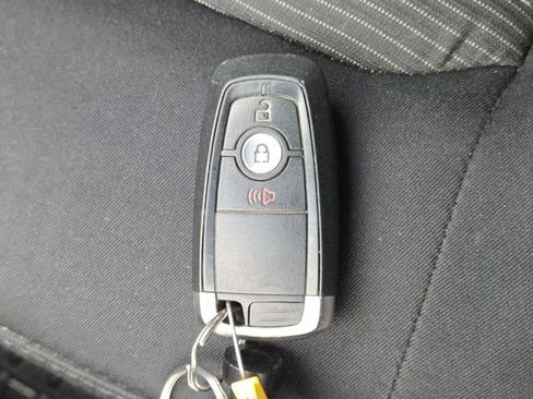 Used 2018 Ford Edge SEL image 33