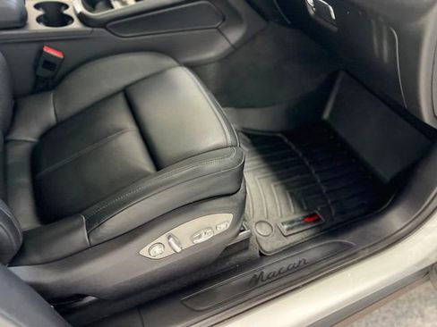 Used 2023 Porsche Macan Turbo image 33