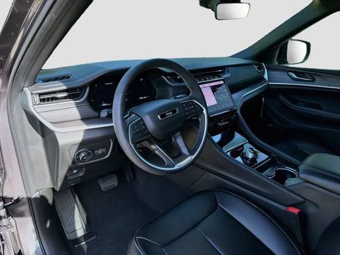 Used 2025 Jeep Grand Cherokee Limited RWD image 26