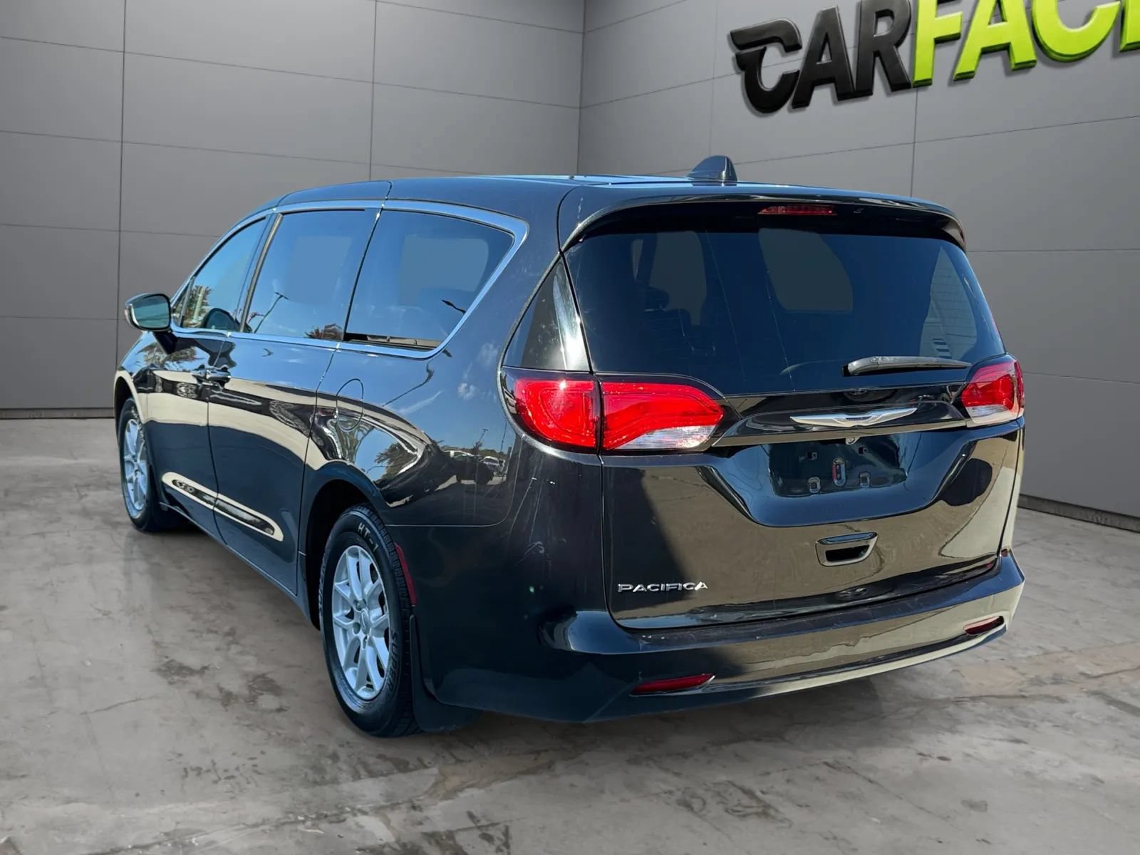 Used 2017 Chrysler Pacifica Touring FWD image 8