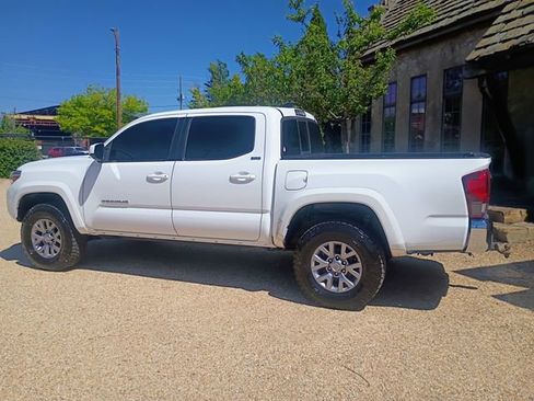 Used 2018 Toyota Tacoma SR5 w/ SR5 Appearance Package (SM) RWD image 8