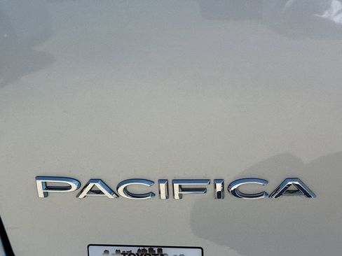 Used 2024 Chrysler Pacifica Touring-L FWD image 11
