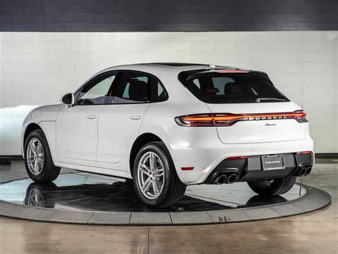 Used 2025 Porsche Macan image 3