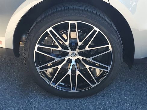 Used 2025 Porsche Macan image 13