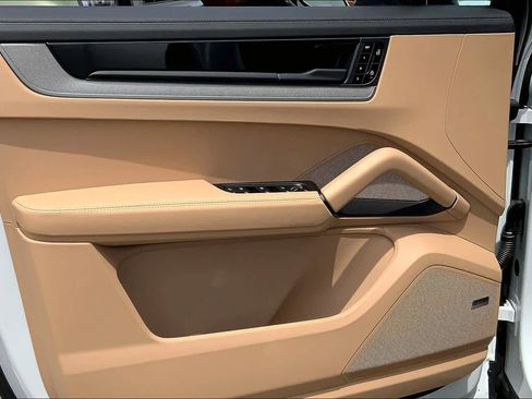 Used 2025 Porsche Cayenne image 20