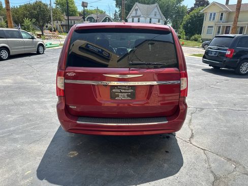 Used 2014 Chrysler Town & Country Touring FWD image 3