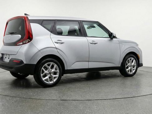 Used 2025 Kia Soul LX w/ LX Technology Package FWD image 9