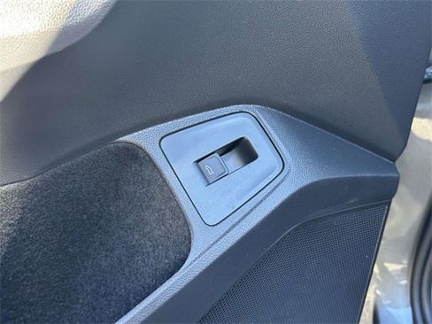 Used 2022 Volkswagen Tiguan SE image 13