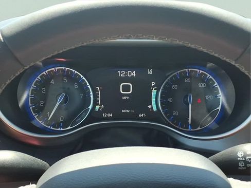 Used 2024 Chrysler Pacifica Touring-L FWD image 11