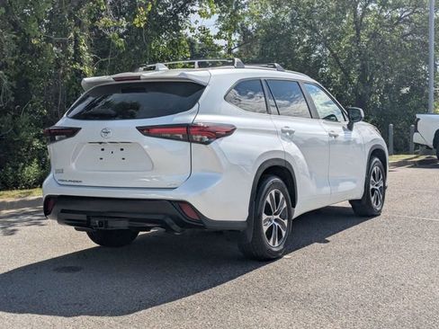 Certified 2025 Toyota Highlander XLE FWD image 3