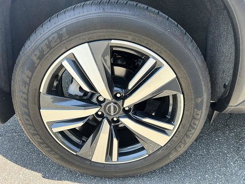 Certified 2025 Nissan Rogue SL FWD image 12