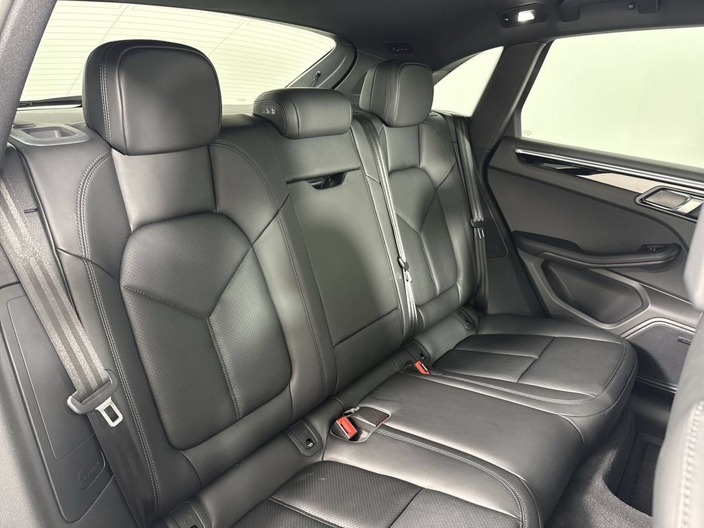 Certified 2025 Porsche Macan AWD/4WD image 23