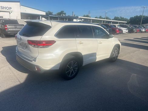 Used 2017 Toyota Highlander XLE image 3