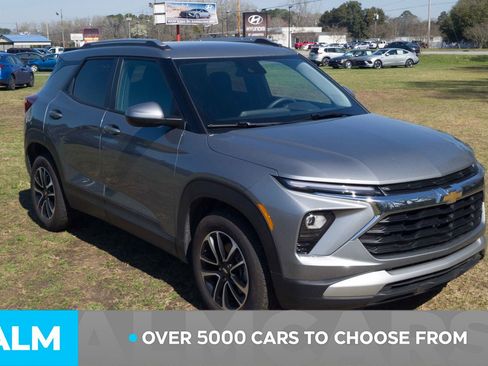 Used 2025 Chevrolet TrailBlazer LT image 2