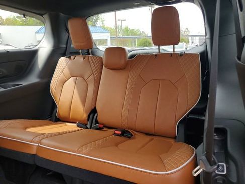 New 2026 Chrysler Pacifica Pinnacle image 14