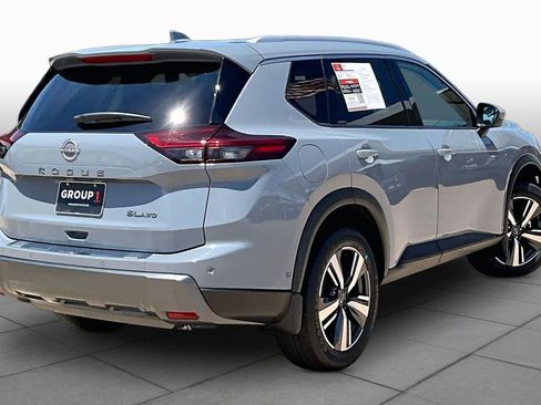 Used 2025 Nissan Rogue SL AWD/4WD image 13