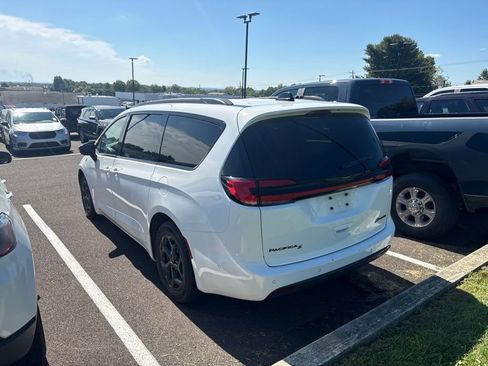 Used 2024 Chrysler Pacifica Premium FWD image 3