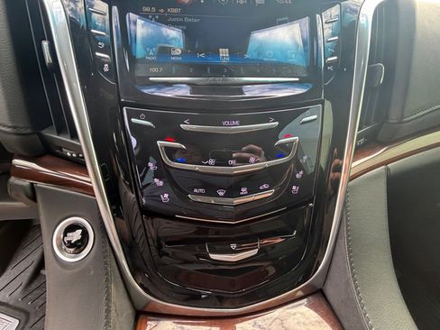 Used 2019 Cadillac Escalade Luxury image 6
