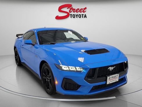 Used 2025 Ford Mustang GT RWD image 5